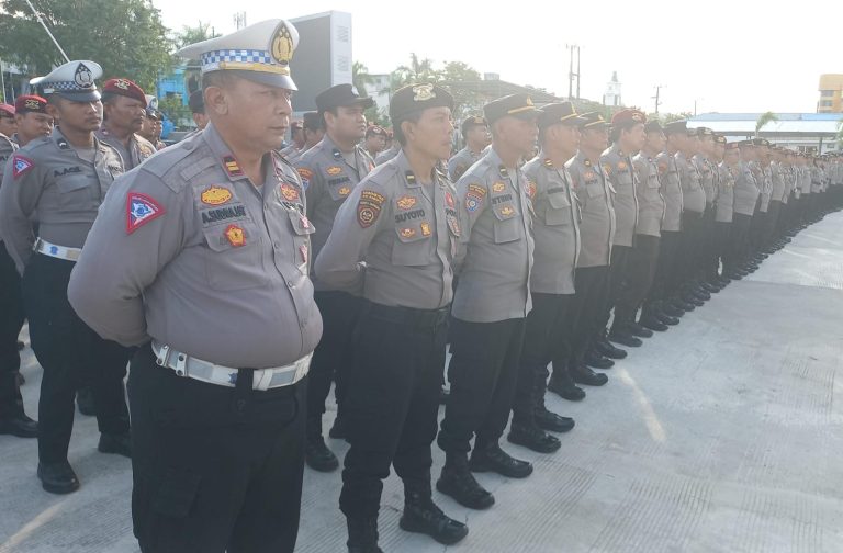 Ratusan Personel Kepolisian Gelar Pengamanan Sejumlah Gereja Pada Malam Natal di Balikpapan
