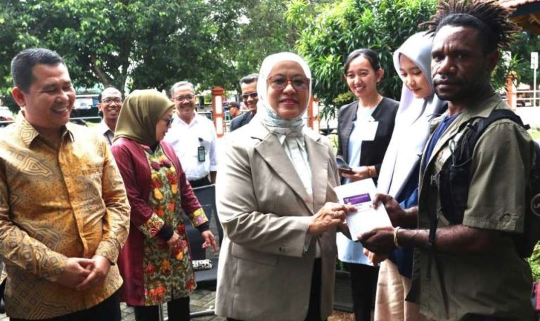Rektor Universitas Bengkulu Serahkan Secara Simbolis Buku Tabungan Penerima Beasiswa KIP Mahasiswa